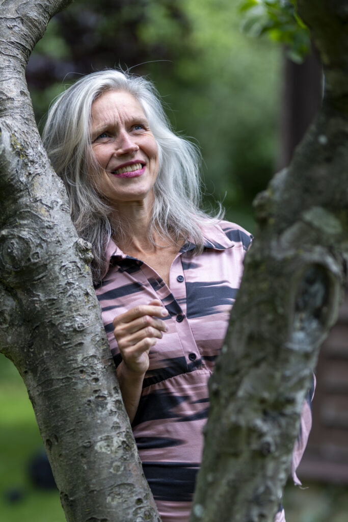een vrouw die gelukkig is met haarzelf